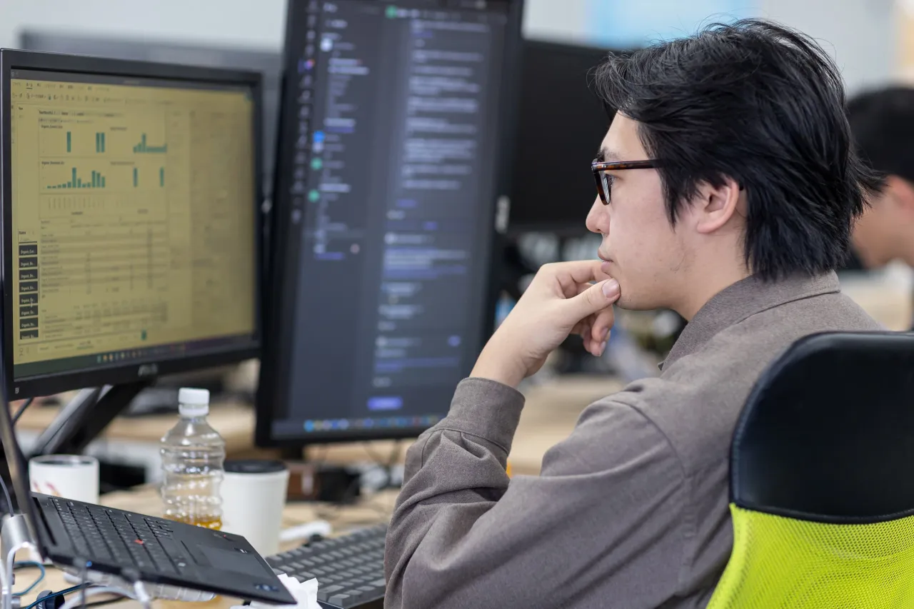 データ分析中の社員の写真